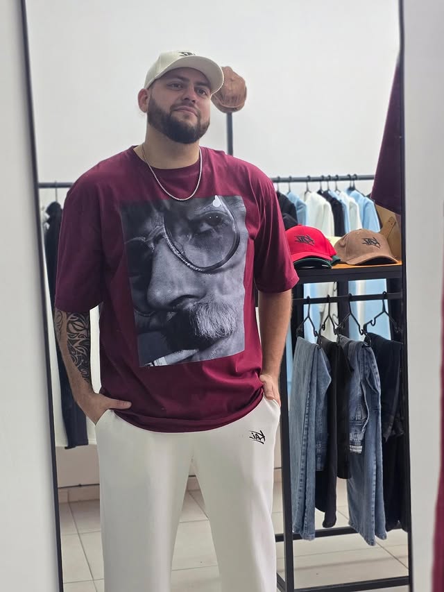 Look KAI con remera bordó estampada