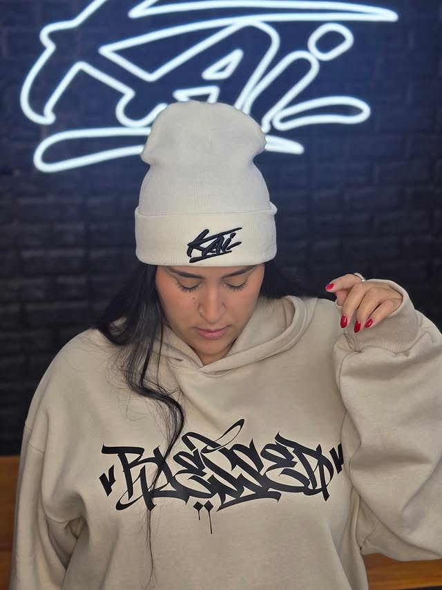 Buzo y gorro KAI en tonos neutros