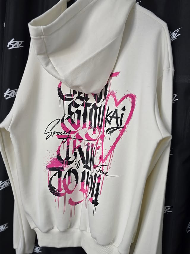 Detalle de buzo KAI estampado